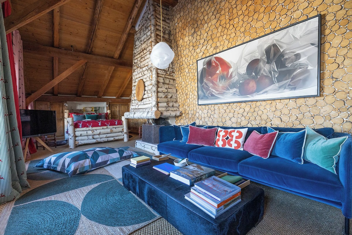 Suite presidencial, hidromasaje, vista a la montaña | Área de sala de estar | Smart TV de 42 pulgadas con canales vía satélite