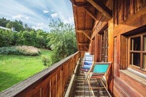 Suite junior, vista al jardín | Ropa de cama de alta calidad, edredón y minibar 