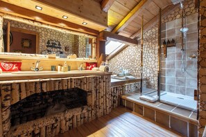 Suite, Bathtub, Mountain View | Bathroom | Hair dryer, bathrobes, slippers, towels - Magic Megève Bois (Demi-Quartier)