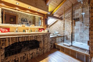Suite, tina, vista a la montaña | Baño | Secadora de cabello, batas, pantuflas, toallas 
