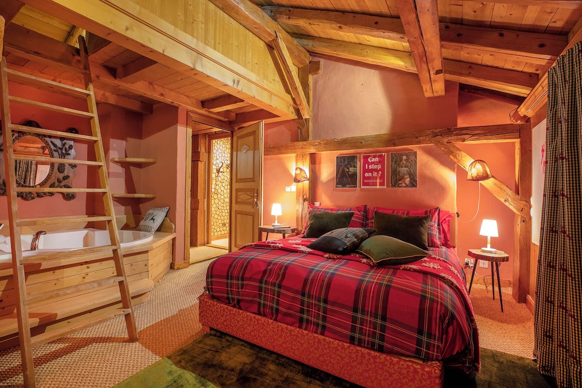Suite exclusiva, hidromasaje | 1 habitación, ropa de cama de alta calidad, edredón y minibar