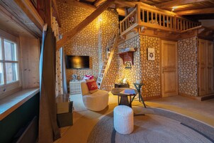 Junior Suite, Garden View | Living area | 42-inch Smart TV with satellite channels