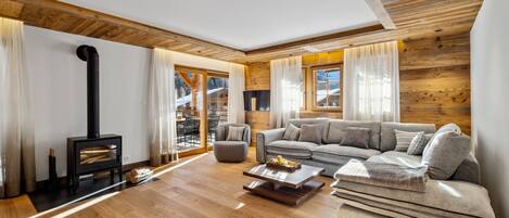 Televisie en een open haard