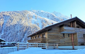 A wooden cabin with a balcony, surrounded by snow-covered mountains. - Duplex de Luxe, 5 chambres Rahas A Grimentz - By Mrs Miggins (Grimentz)