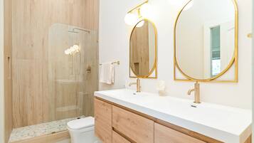 House, Multiple Beds, Hot Tub, Mountain View (The Roxy B) | Bathroom | Shower, hair dryer, towels