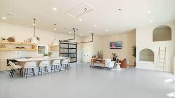 House, Multiple Beds, Hot Tub, Mountain View (The Roxy B) | Private kitchen | Fridge, microwave, oven, stovetop