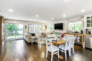 Fernseher, Bücher, Musikbibliothek, Videothek