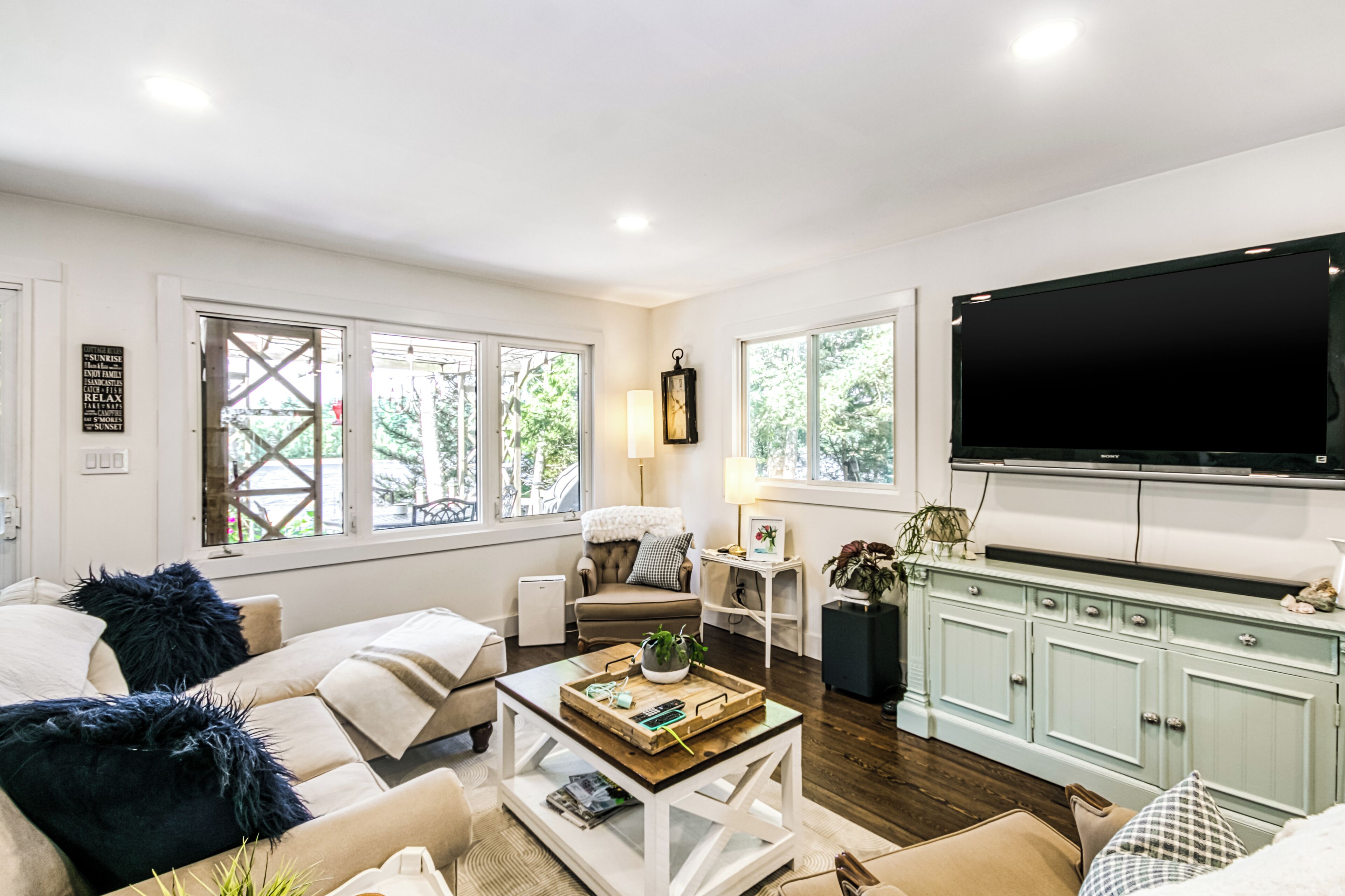 Televisión, libros, biblioteca musical y videoteca 