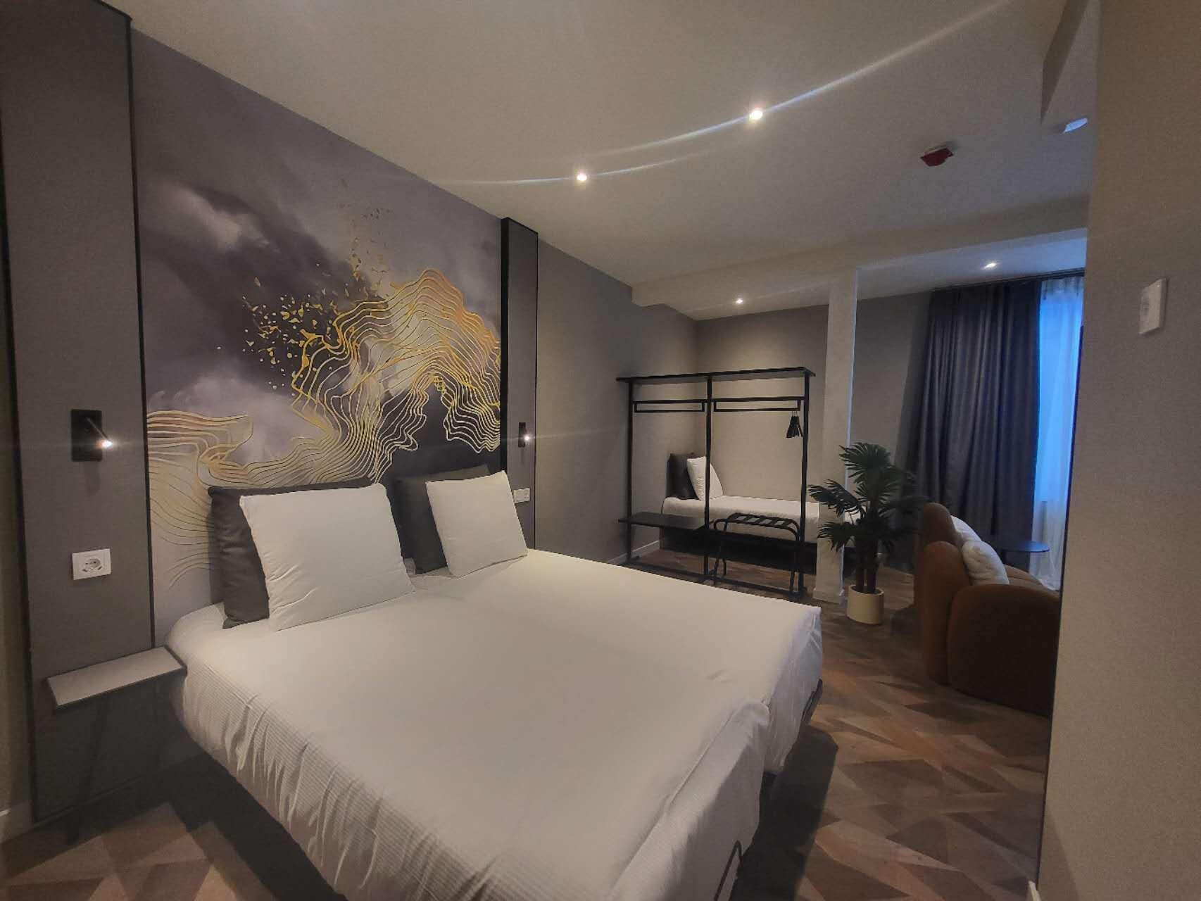 ห้องคอมฟอร์ททริปเปิล, ปลอด  บุหรี่ | เตียง Select Comfort, ตู้นิรภัยในห้องพัก, โต๊ะทำงาน