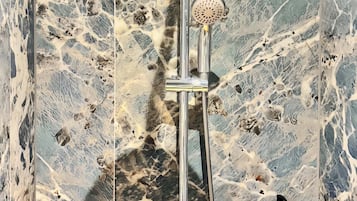 Shower, hydromassage showerhead, free toiletries, hair dryer