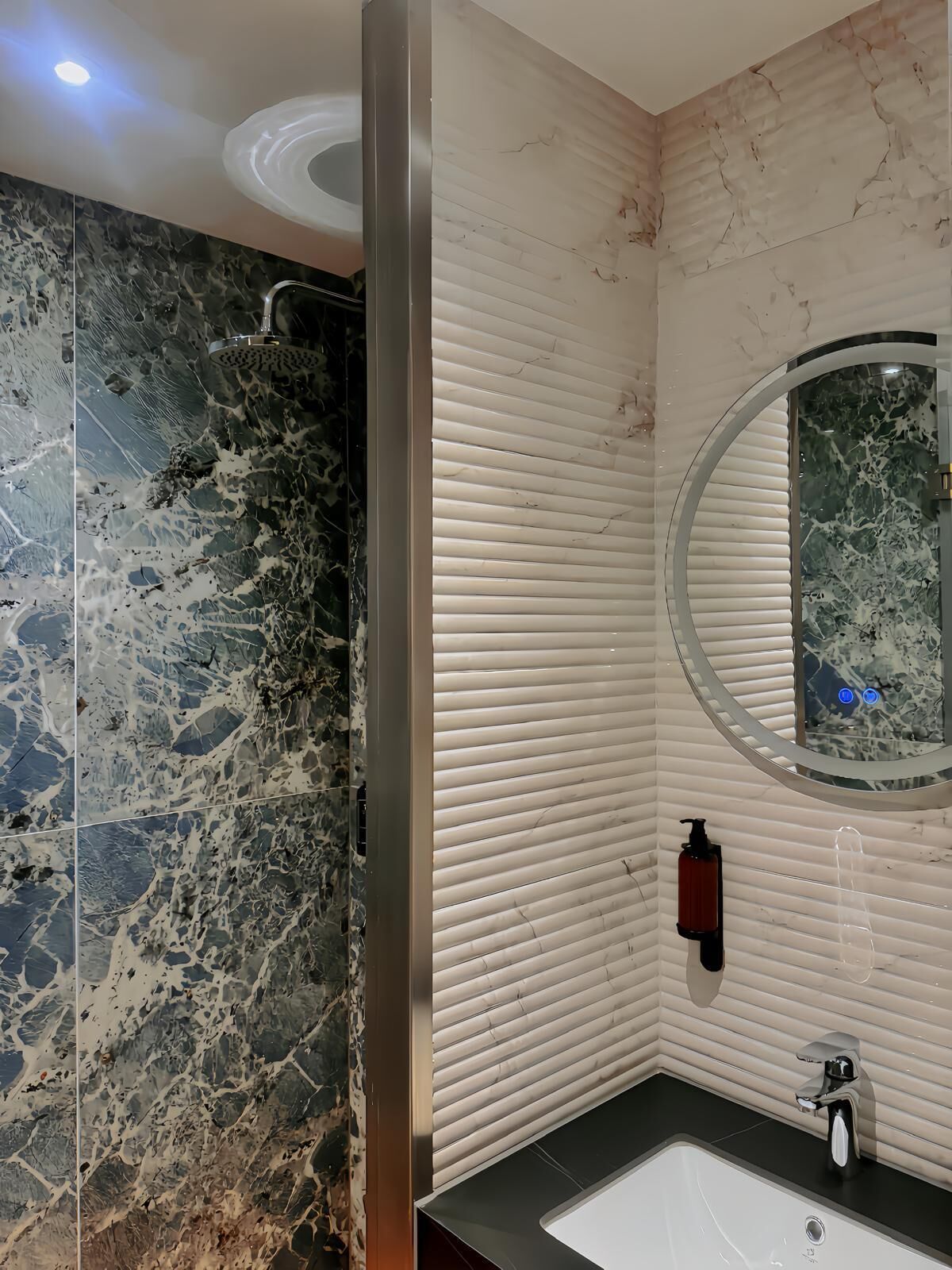 Suihku, hierova suihkupää, ilmaiset hygieniatuotteet, hiustenkuivaaja