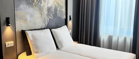 Standard Twin Room, Non Smoking | Select Comfort beds, in-room safe, desk, laptop workspace