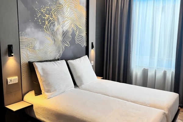 Habitació amb dos llits individuals estàndard, no fumadors | Matalassos de la marca Select Comfort i caixa forta a l'habitació