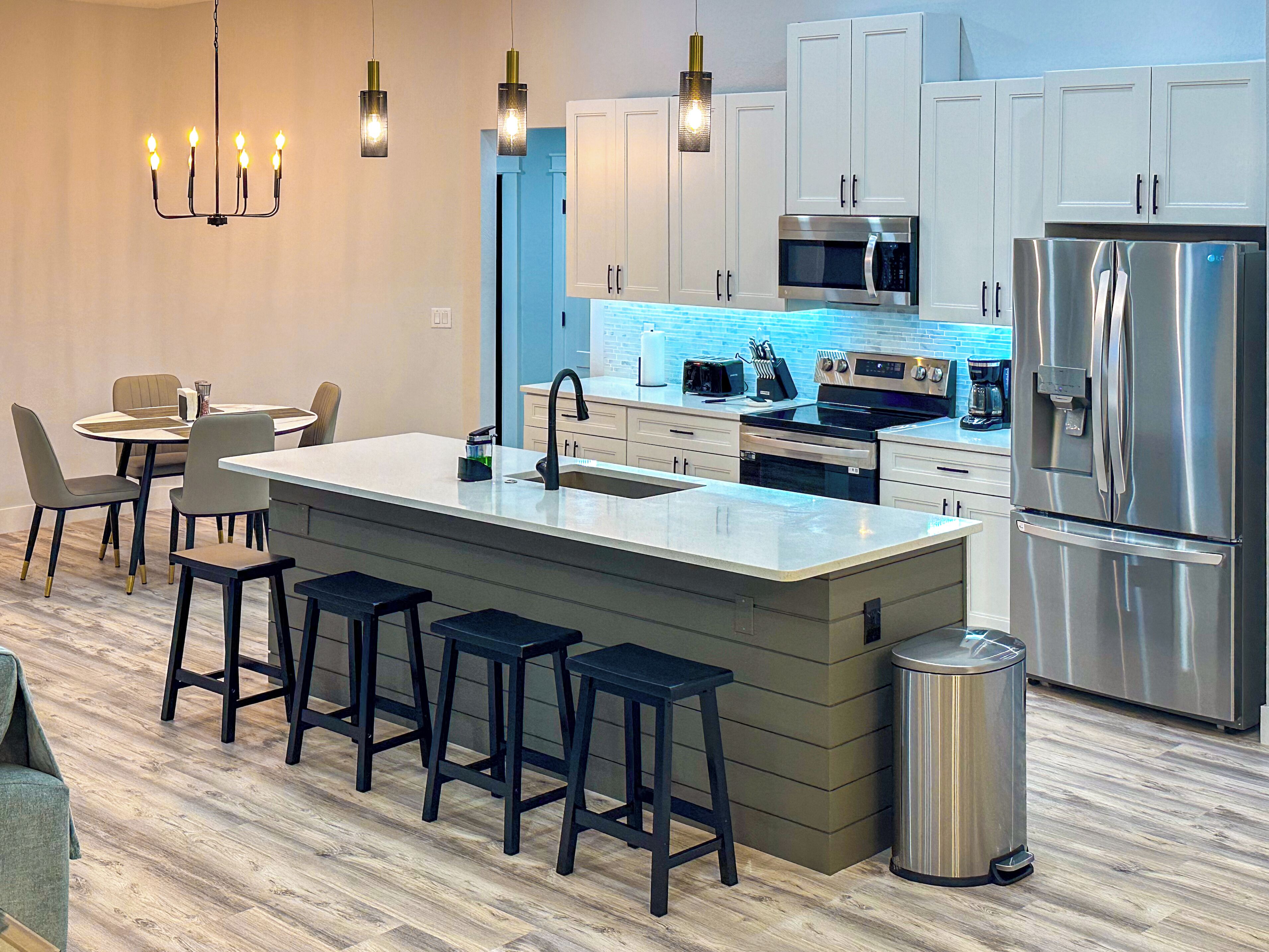 Een koelkast, een microgolfoven, een oven, een kookplaat