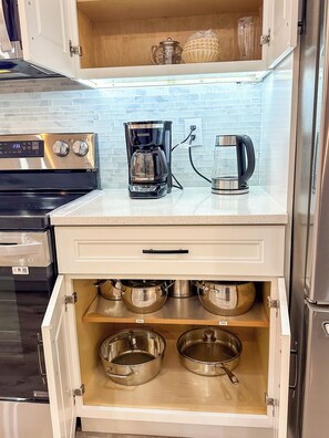 Kühlschrank, Mikrowelle, Ofen, Herdplatte