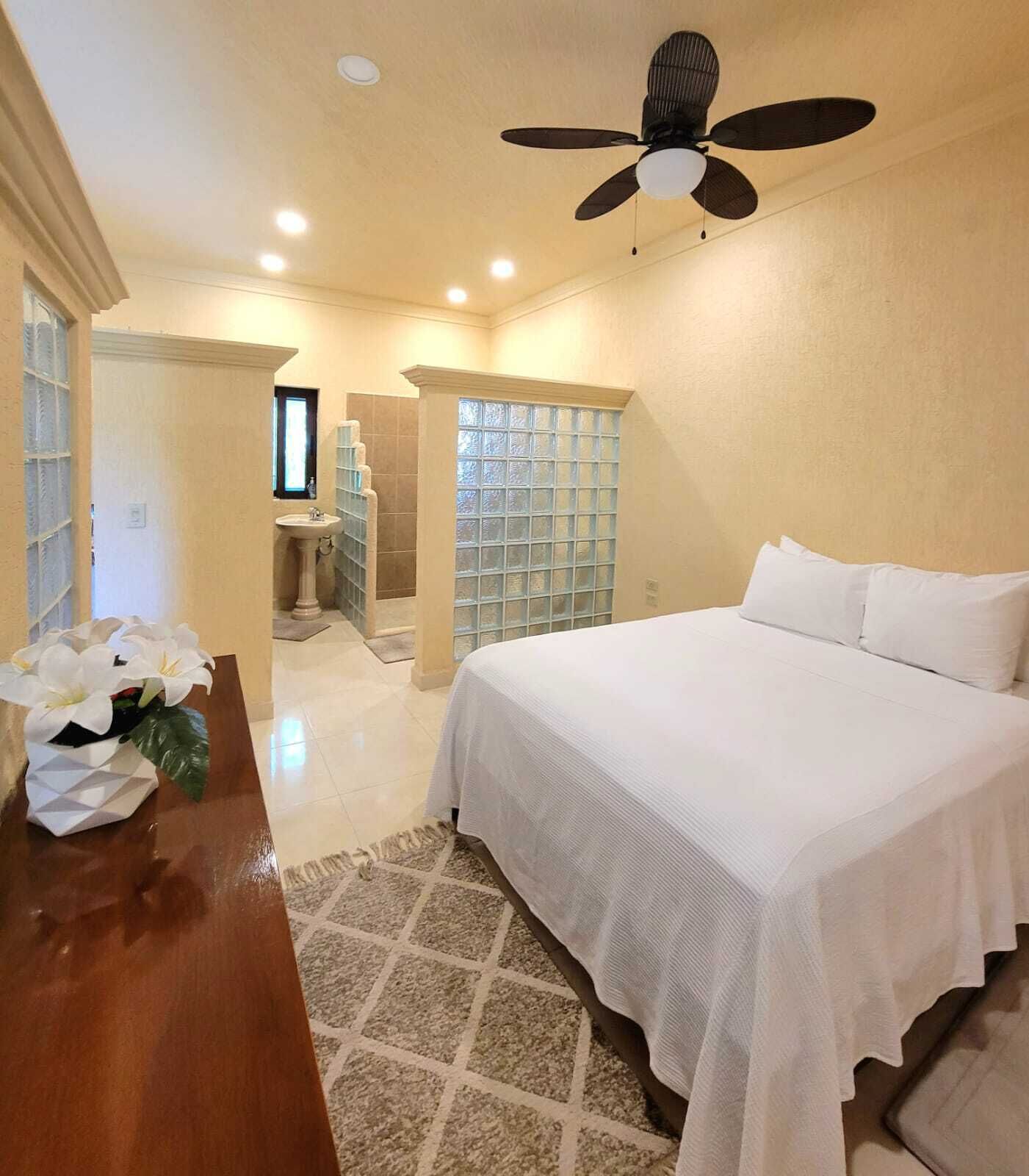 3 chambres, fer et planche à repasser, Wi-Fi gratuit, draps fournis