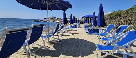 Una spiaggia nelle vicinanze