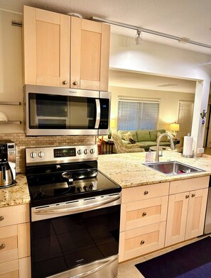 Fridge, microwave, oven, stovetop - ONE MILE from beautiful Siesta Key, #1 beach in the USA!!! (Sarasota)