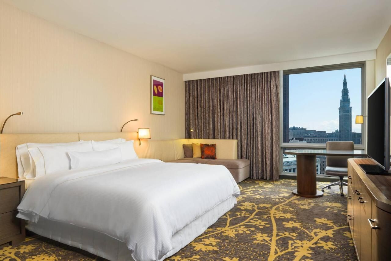 Experience Comfort and Convenience at this Sleek Room w/ Central Location
