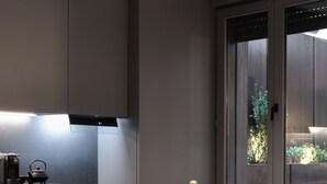 Una cocina moderna con comedor.