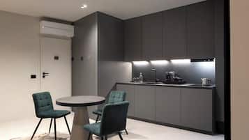 Executive Double or Twin Room, Courtyard View | Private kitchen
