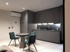 Executive Double or Twin Room, Courtyard View | Private kitchen