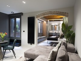 Executive Double or Twin Room, Courtyard View | Living area | 50-inch Smart TV with digital channels, Netflix, pay movies