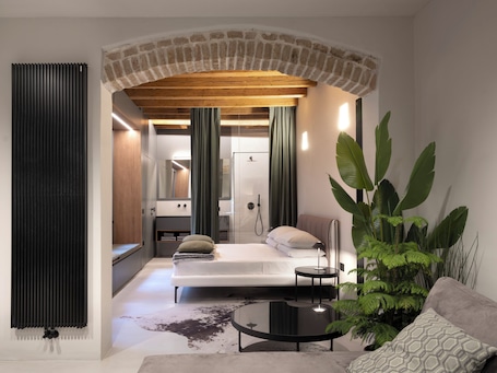 Minibar, sistema de insonorización y tabla de planchar con plancha