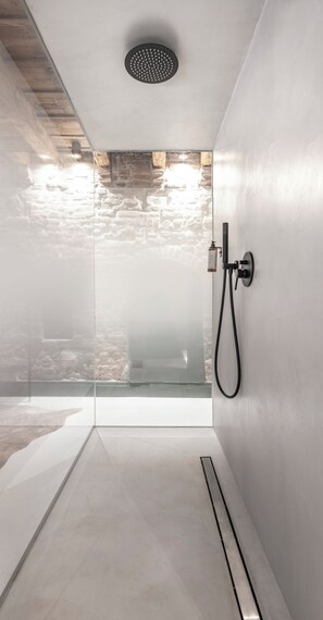 Bademäntel, Hausschuhe, Seife, Shampoo