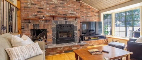 Una Smart TV, una chimenea