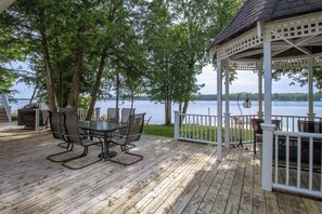 Outdoor dining - Three Paddles - Three Bedroom Cottage, Sleeps 6 (Kawartha Lakes)