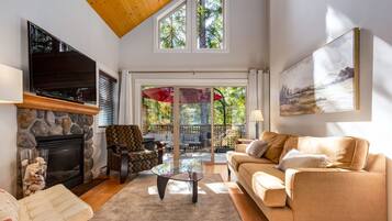 Smart TV, chimenea y libros