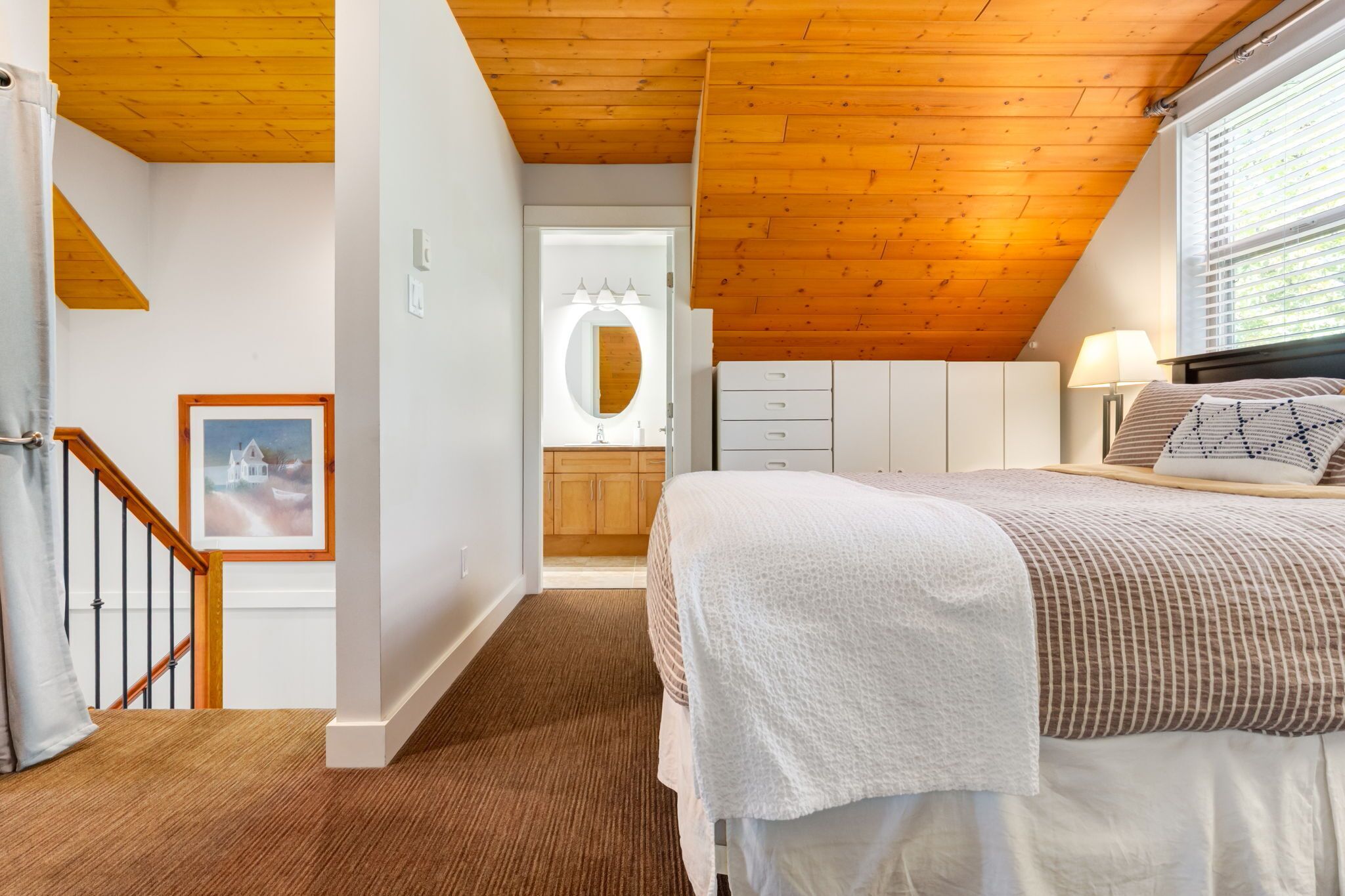 3 habitaciones, tabla de planchar con plancha y cuna de viaje 