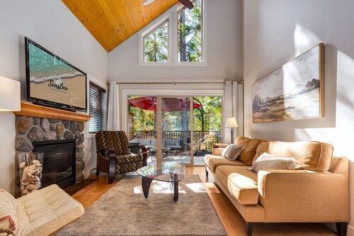 Coastal Cottage Retreat | Walk to Beach + Pool & Hot Tub