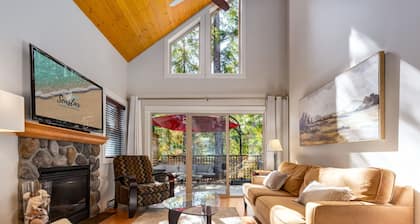 Coastal Cottage Retreat | Walk to Beach + Pool & Hot Tub