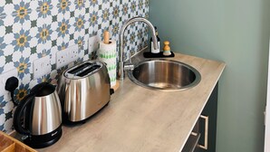 Cafetière-théière, réfrigérateur, four à micro-ondes