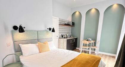 Luxury Modern Studio l Central Edinburgh l Pet Friendly