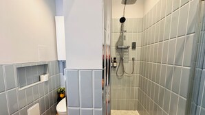 Séchoir à cheveux, serviettes fournies, savon, papier de toilette