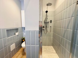 Haartrockner, Handtücher, Seife, Toilettenpapier