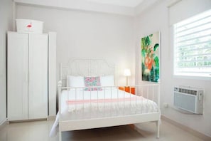3 habitaciones, tabla de planchar con plancha, wifi y ropa de cama 