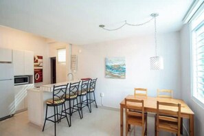 Dining - The Mural at San Juan 202 - Modern tranquil place near the Beach w/parking (San Juan)