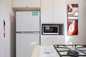 Frigorifero, microonde, forno, piano cottura