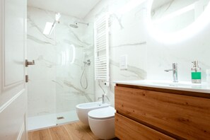 Dusche, Haartrockner, Bidet, Handtücher
