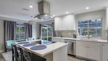 Microondas, horno, placa de cocina y lavavajillas