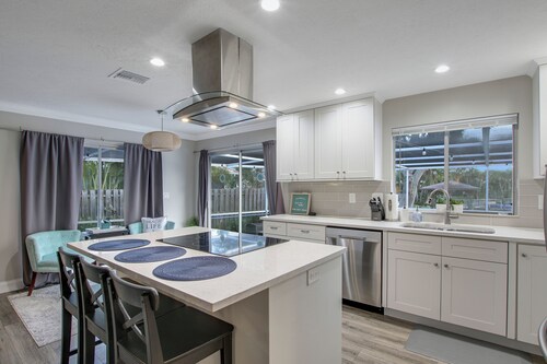 Merritt Island Getaway
Spacious 5-bedroom house in with AC, WiFi