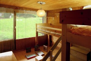 2 bedrooms, iron/ironing board, WiFi