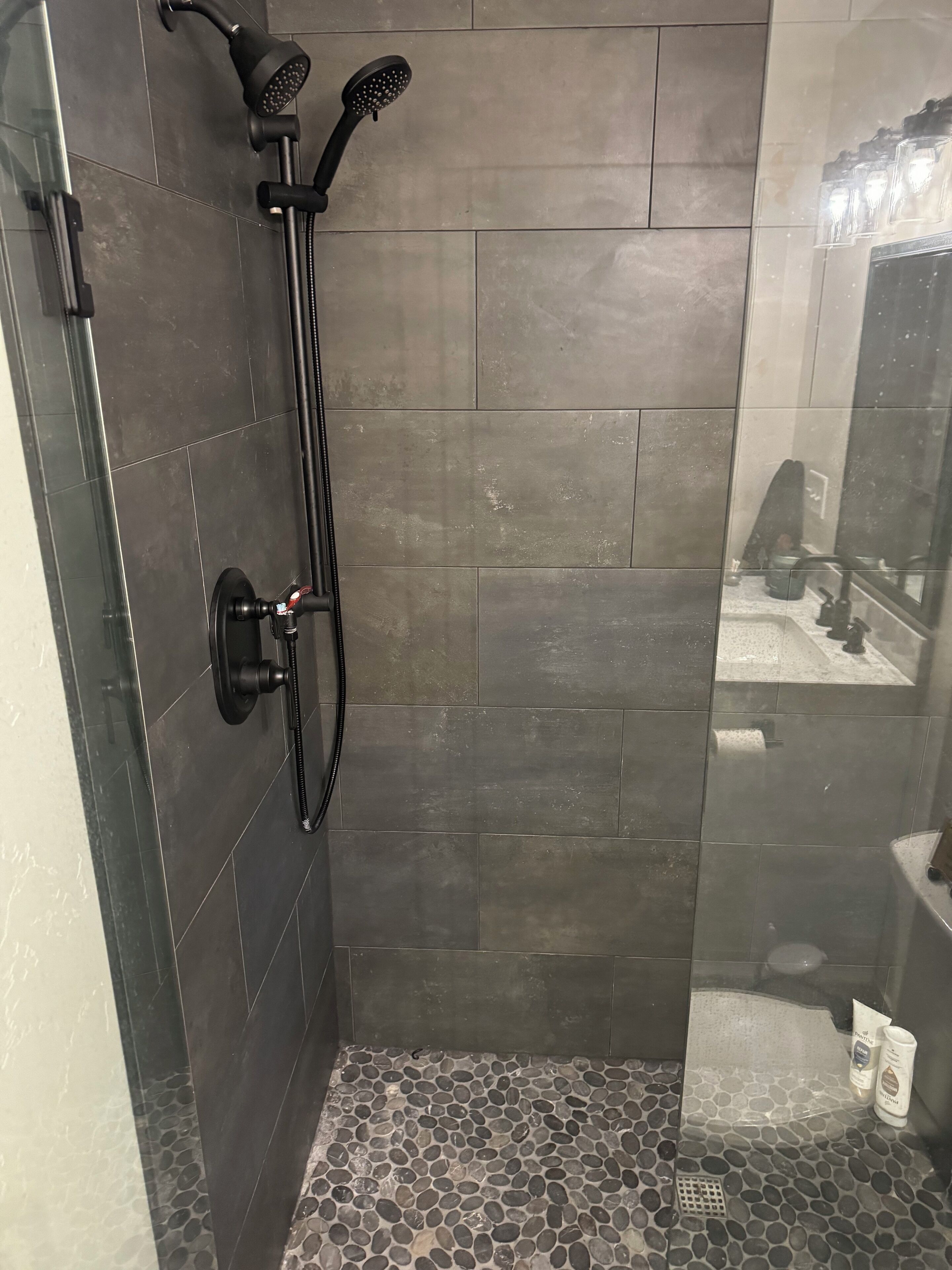 Een douche, een haardroger, handdoeken, zeep