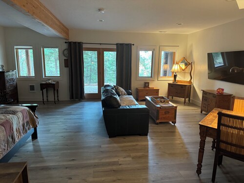 Llama Ranch Cozy 1-bedroom apartment just South of Missoula with WiFi!  