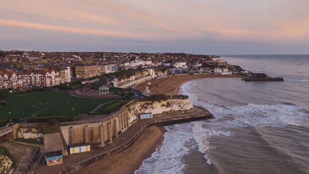 A coastal town with a promenade, beach, and historic buildings. - Pebble Cottage 3, Buckingham Mews (Broadstairs)
