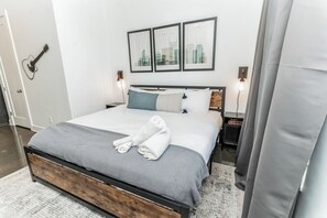 Apartment, 1 King-Bett und Schlafsofa, Küche, Stadtblick (Harmony Hideaway) | 1 Schlafzimmer, individuell dekoriert, individuell eingerichtet